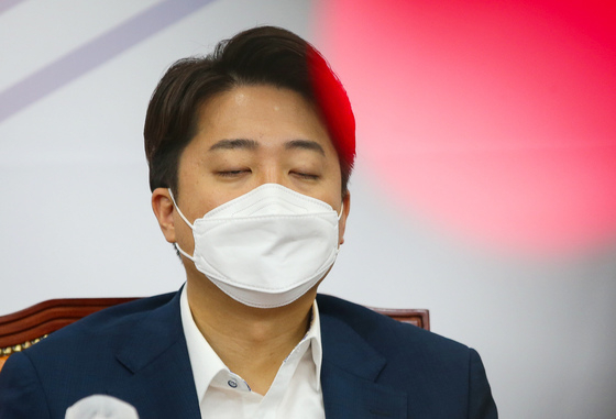 이준석 국민의힘 대표가 23일 서울 여의도 국회에서 열린 최고위원회의에서 눈을 감고 생각에 잠겨 있다. (공동취재) 2022.6.23/뉴스1
