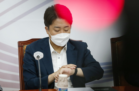 이준석 국민의힘 대표가 23일 서울 여의도 국회에서 열린 최고위원회의에서 시계를 바라보고 있다. (공동취재) 2022.6.23/뉴스1