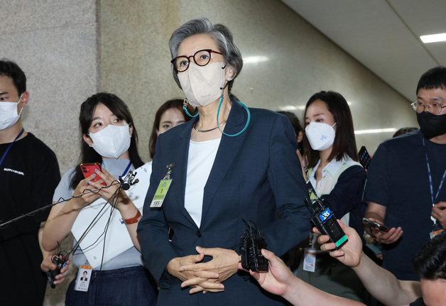 이양희 국민의힘 윤리위원장이 22일 오후 서울 여의도 국회에서 열린 이준석 당대표의 성 상납 증거인멸교사 의혹에 대한 윤리위원회 회의 도중 잠시 나와 취재진 질문에 답변하고 있다. (공동취재) 2022.6.22/뉴스1