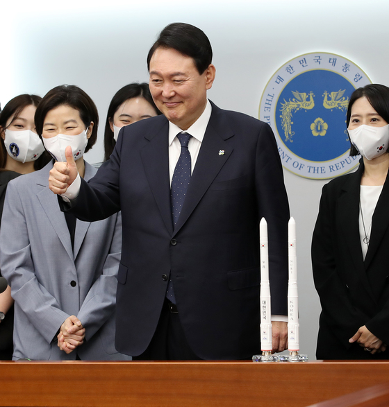 윤석열 대통령이 21일 용산 대통령실 청사 영상회의실에서 이종호 과학기술정보통신부 장관으로부터 누리호(KSLV-Ⅱ) 2차 발사 결과를 영상으로 보고받으며 화면을 향해 엄지를 치켜보이고 있다. 대통령실사진기자단 /사진=뉴스1