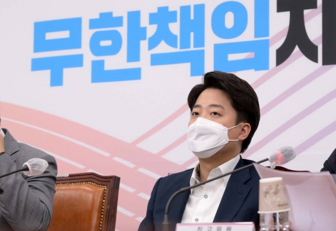 국민의힘 이준석 대표가 23일 서울 여의도 국회에서 열린 최고위원회의에 참석해 권성동 원내대표의 발언을 듣고 있다./사진=뉴스1