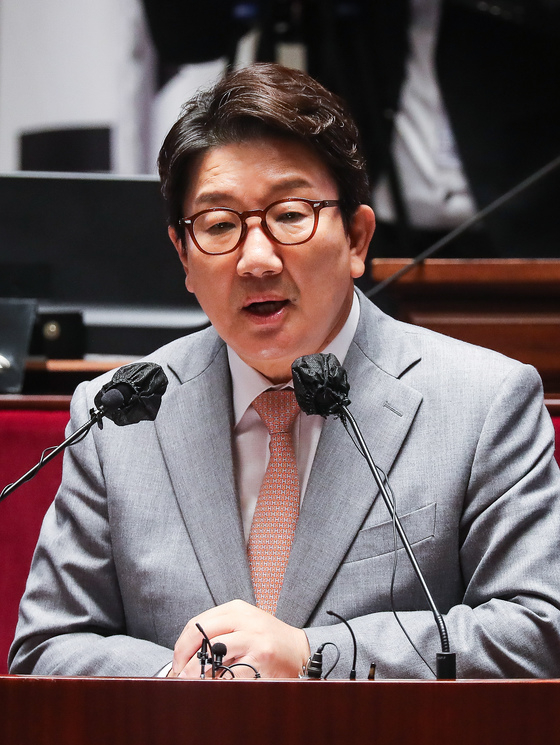 (서울=뉴스1) 유승관 기자 = 권성동 국민의힘 원내대표가 23일 서울 여의도 국회에서 열린 정책의원총회에서 모두발언을 하고 있다. (공동취재) 2022.6.23/뉴스1