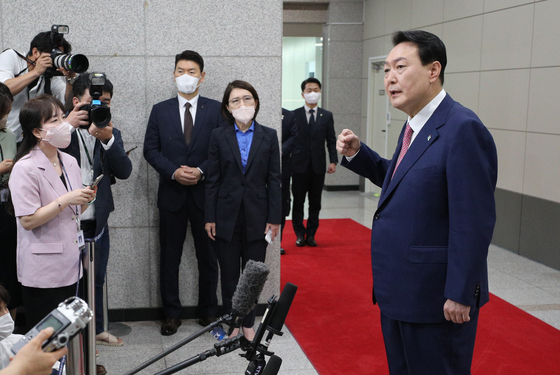 (서울=뉴스1) 안은나 기자 = 윤석열 대통령이 23일 오전 용산 대통령실로 출근하며 취재진 질의에 답하던 중 주먹을 불끈 쥐고 있다. 윤 대통령은 경찰의 치안감 인사 정정 사태와 관련해 "중대한 국기문란 아니면 공무원으로서 할 수 없는 어이없는 과오"라며 강도높게 질책했다. 대통령실사진기자단 2022.6.23/뉴스1  
