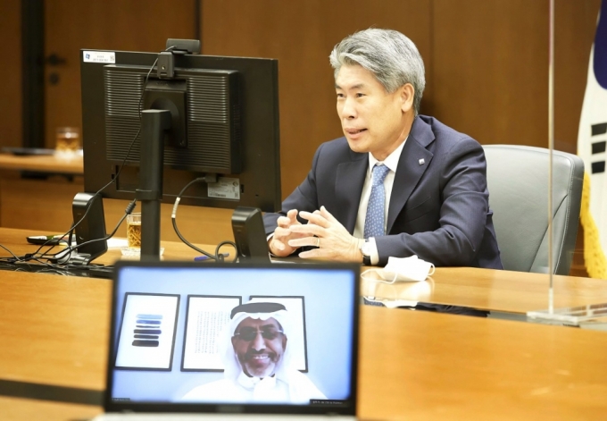 윤종원 IBK기업은행장이 최근 마진 아메드 알 귀나임 사우디 중소기업은행장과 비대면 간담회를 진행했다./사진제공=기업은행