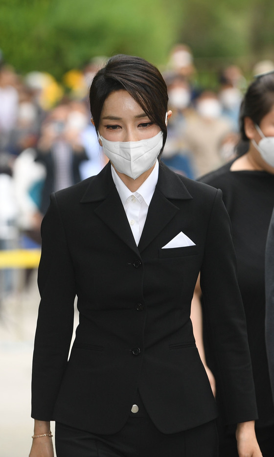 (김해=뉴스1) 안은나 기자 = 윤석열 대통령 부인 김건희 여사가 13일 경남 김해 봉하마을을 찾아 고 노무현 전 대통령 묘역을 참배한 뒤 권양숙 여사를 예방하기 위해 이동하고 있다. (대통령실사진기자단) 2022.6.13/뉴스1