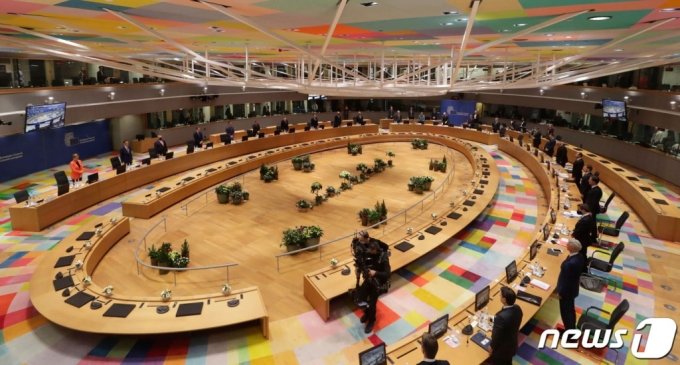(브뤼셀 AFP=뉴스1)EU 27개 회원국 정상들이 10일(현지시간) 벨기에 브뤼셀에서 대면 회의에 앞서 묵념을 하고 있다.   (C) AFP=뉴스1  