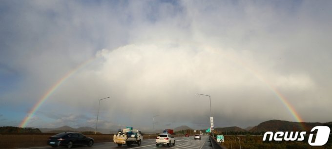 지난 2021년 11월 11일 오후 비가 그친 경기도 안성시 경부고속도로 안성JC 인근 하늘에 무지개가 떠 있다. /사진=뉴스1  