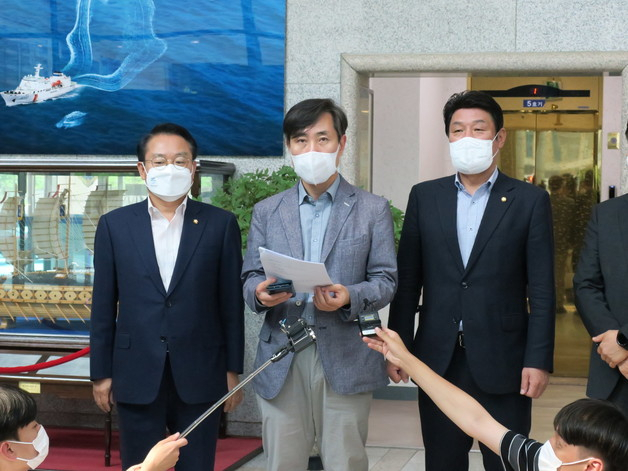 (인천=뉴스1) 박아론 기자 = 하태경 국민의힘 해양수산부 공무원 피격사건 진상규명TF위원장은 22일 오후 해양경찰청 1층 로비에서 해수부 공무원에 대한 수사 종결 발표에 대한 해경 입장 청취 결과를 발표했다. 하 위원장은 청취 결과 "해수부 공무원에 대한 수사는 조작이라고 볼 수 있다"고 했다.2022.6.22/뉴스1 하 위원장은 이날 4명의 위원과 함께 가진 해양경찰청장 면담 후 회의석상에서 나와 몰린 취재진을 향해 이같이 전했다.