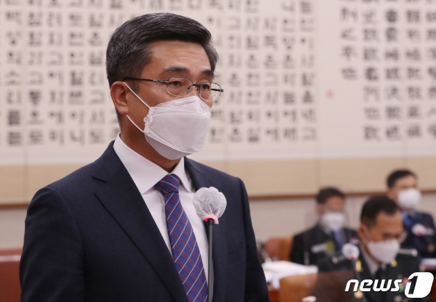 (서울=뉴스1) 박세연 기자 = 서욱 국방부 장관이 23일 서울 여의도 국회에서 열린 법제사법위원회의 국방부, 군사법원 등에 대한 국정감사에 출석해 업무보고를 하고 있다. 2020.10.23/뉴스1