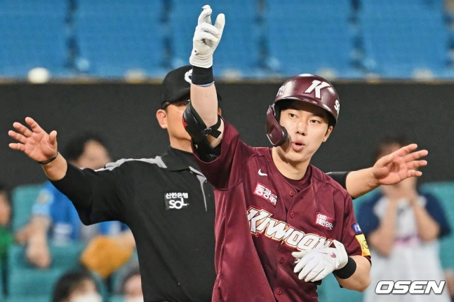 키움 이병규가 23일 대구 삼성라이온즈파크에서 열린 삼성과 2022 KBO리그 정규시즌 원정경기 6회초 1사 만루에서 3타점 3루타를 때려낸 뒤 세리머니를 하고 있다./사진=OSEN