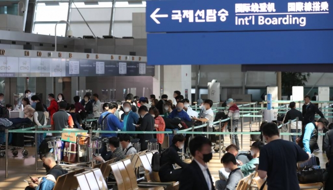 지난달 3일 인천국제공항에서 출국 수속을 밟는 이용객들. 2022.05.03.