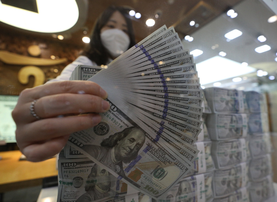 (서울=뉴스1) 신웅수 기자 = 23일 서울 중구 하나은행 위변조대응센터에서 직원이 달러화를 정리하고 있다. 이날 서울외화시장에서 달러·원 환율이 13년여 만에 처음으로 장중 1300원을 넘었다. 경기침체 우려가 불거지며 달러와 채권 등 안전자산 선호 심리가 확산한 여파로 풀이된다. 전문가들 사이에서는 단기적으로 1320원까지 오를 수 있다는 전망도 나온다. 2022.6.23/뉴스1
