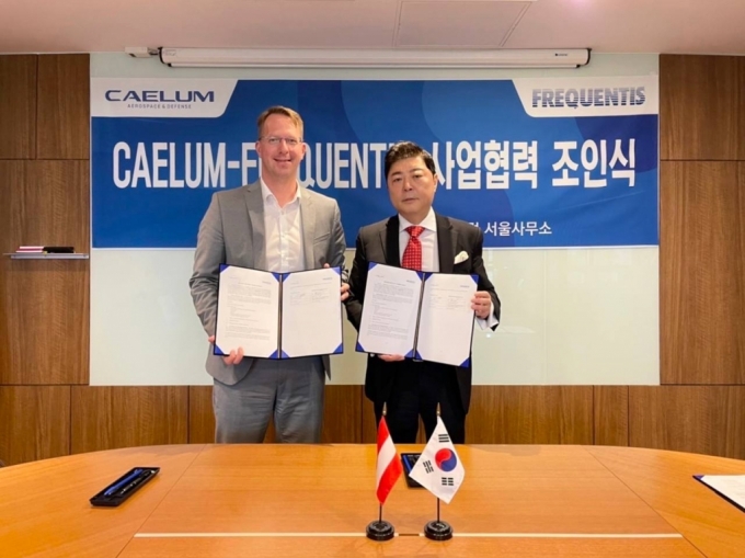윤종석 케일럼 의장과 피터 그리들링 프리퀀틴스 이사가 사업협력 계약을 체결 뒤 기념촬영을 하고 있다. /사진제공=케일럼
