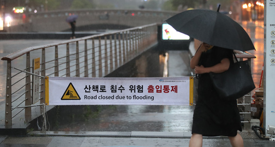 전국적으로 장마가 시작된 지난 23일 서울 종로구 청계천이 장맛비로 통제되고 있다. /사진=뉴스1