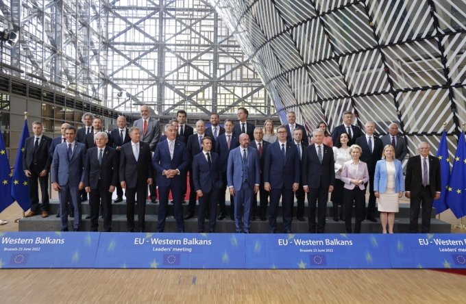 23일(현지시간) 벨기에 브뤼셀에서 열린 유럽연합(EU) 정상회의에 참석한 EU 27개국 회원국 정상들이 기념사진을 찍고 있다. /AFPBBNews=뉴스1