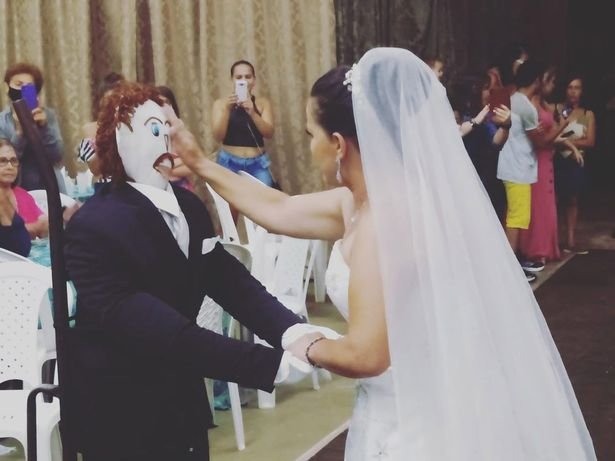 브라질에 사는 메이리본 로차 모라이스(37)가 남자 인형 &#039;마르셀로&#039;와 결혼식을 올리고 있다./사진=모라이스 SNS