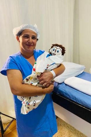 브라질에 사는 메이리본 로차 모라이스(37)가 남자 인형 '마르셀로'의 아이를 낳았다고 주장했다./사진=모라이스 SNS