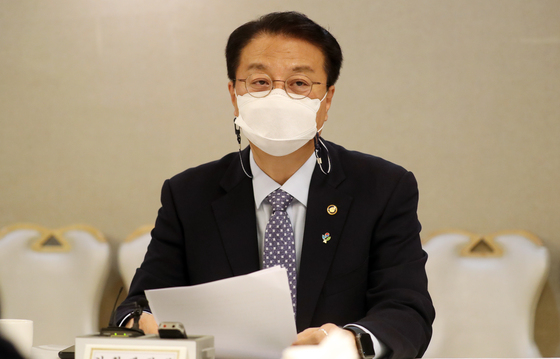 (서울=뉴스1) 김명섭 기자 = 방기선 기획재정부 1차관이 24일 서울 종로구 세종대로 정부 서울청사에서 열린 제1차 비상경제 차관회의에서 모두발언을 하고 있다. 2022.6.24/뉴스1