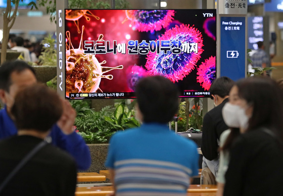 (인천공항=뉴스1) 이성철 기자 = 국내 첫 원숭이두창 확진자가 발생한 가운데 해외 입국자가 급증하면서 추가 유입 우려가 커지고 있다. 23일 인천공항 제1터미널 입국장 TV에 원숭이두창 관련 뉴스가 나오고 있다.