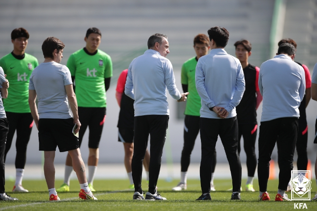 훈련 중인 대한민국 축구대표팀 선수들과 파울루 벤투(가운데) 감독. /사진=대한축구협회