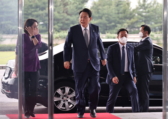 (서울=뉴스1) 오대일 기자 = 윤석열 대통령이 24일 오전 용산 대통령실 청사로 출근하고 있다. 왼쪽은 강인선 대변인. (대통령실사진기자단) 2022.6.24/뉴스1  