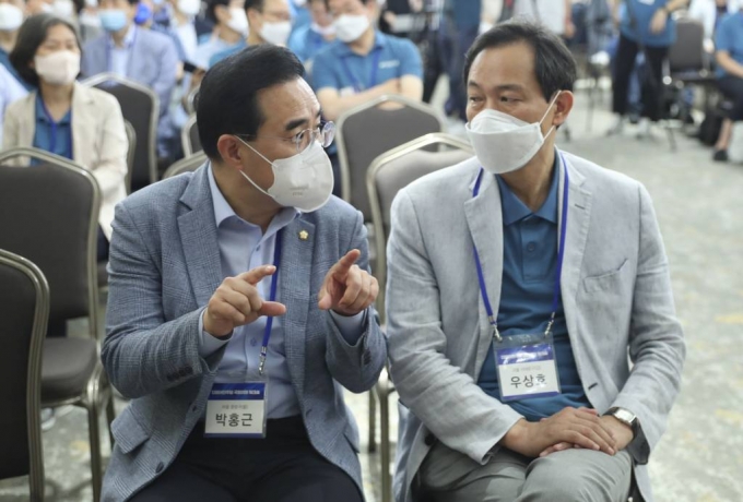 더불어민주당 우상호(오른쪽) 비상대책위원장과 박홍근 원내대표가 24일 충남 예산군 덕산 리솜리조트에서 열린 국회의원 워크숍에서 대화를 나누고 있다. / 사진제공=뉴시스