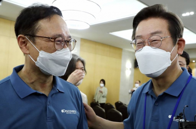 더불어민주당 이재명(오른쪽) 의원과 홍영표 의원이 24일 충남 예산군 덕산 리솜리조트에서 열린 국회의원 워크숍을 마친 후 인사를 나누고 있다. / 사진제공=뉴시스
