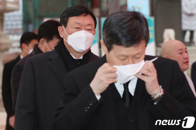 신동빈 롯데그룹 회장과 신동주 SDJ코퍼레이션 회장이 2020년 3월7일 오전 서울 종로구 견지동 조계사에서 열린 고(故) 신격호 롯데그룹 명예회장의 49재 막재에 참석하고 있다./사진=뉴스1