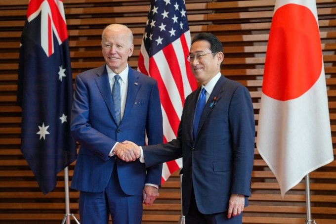 지난달 24일(현지시간) 일본 도쿄 총리관저에서 기시다 후미오 일본 총리(오른쪽)가 조 바이든 미국 대통령(왼쪽)을 맞이하고 있다./AFPBBNews=뉴스1