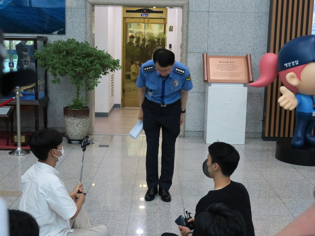 정봉훈 해양경찰청장이 22일 오후 4시 해양경찰청 1층 로비에서 국민의힘 해양수산부 공무원 피격사건 진상규명TF 면담 후 공식입장을 발표했다. 정 청장은 이날 "국민과 유족께 사과드린다"고 밝혔다. /사진=뉴스1