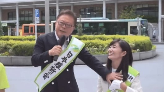 이노세 나오키 전 도쿄도지사(75)는 지난 12일 거리 유세 도중 여성 정치인의 어깨와 가슴을 만지고 있다./사진=트위터