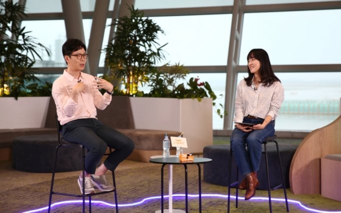 -소설가 김영하(사진 왼쪽)와 뮤지션 요조가 여행을 주제로 이야기를 하는 모습 