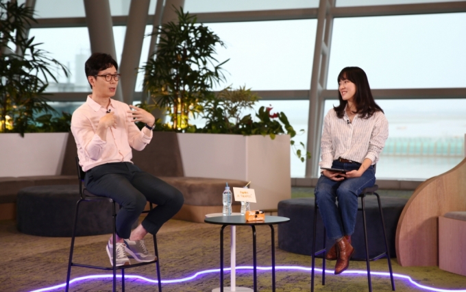 -소설가 김영하(사진 왼쪽)와 뮤지션 요조가 여행을 주제로 이야기를 하는 모습