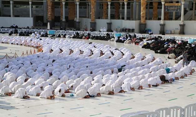 (메카 AFP=뉴스1) 우동명 기자 = 30일(현지시간) 코로나19 사회적 거리두기 속 사우디 아라비아 메카의 그랜드 모스크에서 이슬람 교도들이 기도를 하고 있다.  (C) AFP=뉴스1  