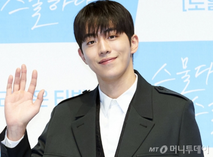배우 남주혁이 9일 오후 온라인으로 진행된 tvN 새 토일극 '스물다섯 스물하나' 온라인 제작발표회에 참석해 포즈를 취하고 있다. 2022.02.09 <사진=티빙, 네이버NOW> /사진=임성균 기자 tjdrbs23@