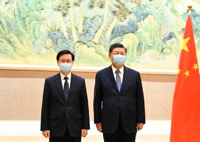 시진핑(오른쪽) 중국 국가주석이 5월 30일 베이징에서 존 리 홍콩 행정장관 당선인을 만나 기념 촬영을 하고 있다. 시 주석은 &quot;새 행정부가 새로운 분위기를 조성해 홍콩 발전의 새로운 장을 열 것&quot;이라며 &quot;리 당선인이 국가 안보와 홍콩의 번영, 안정을 지키는 데 이바지하길 바란다&quot;라고 말했다. /신화=뉴시스