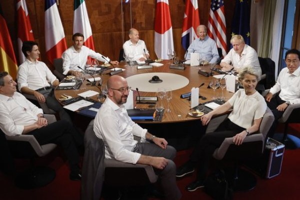 26일(현지시간) 독일에서 열린 G7 정상회의에서 각국 정상들이 재킷을 벗은 채 대화하고 있다. /ⓒAFP=뉴스1