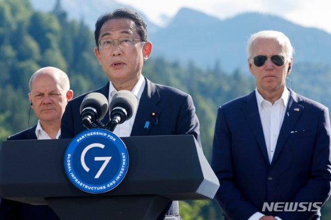[바이에른(독일)=AP/뉴시스] 독일 바이에른주 알프스 엘마우성에서 열린 주요 7개국(G7) 정상회의 첫날인 26일(현지시간) 기시다 후미오 일본 총리(가운데)가 발언하고 있다. 그의 뒤로는 올라프 숄츠 독일 총리(왼쪽), 조 바이든 미국 대통령(오른쪽)이 서 있다. 2022.06.27.