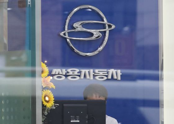 (서울=뉴스1) 송원영 기자 = KG그룹 연합의 쌍용자동차 인수가 확정됐다. 28일 서울회생법원은 쌍용자동차 최종 인수자로 KG그룹 연합을 확정하는 안에 대해 허가 결정을 내렸다. 사진은 서울 시내의 한 쌍용자동차 대리점 모습. 2022.6.28/뉴스1