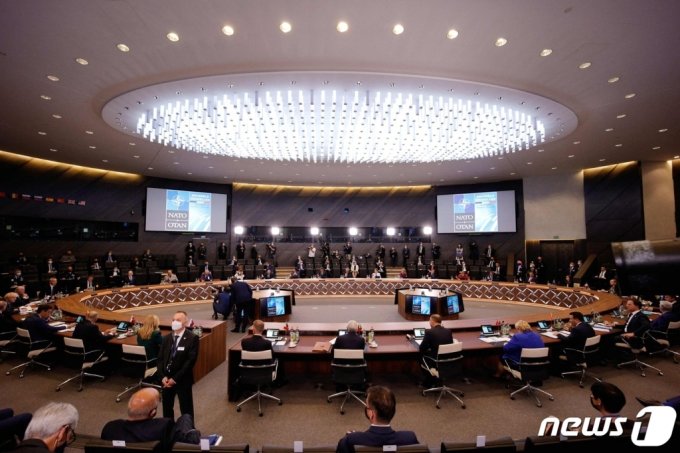 나토 회원국 정상들이 14일(현지시간) 벨기에 브뤼셀에서 나토 정상회의를 하고 있다. /AFP=뉴스1  