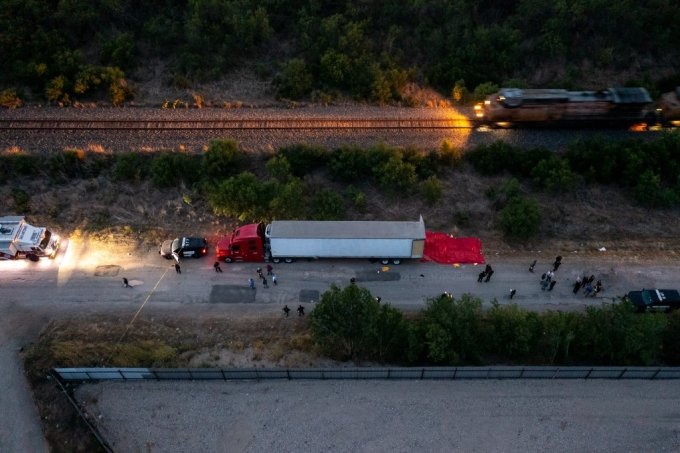 27일(현지시간) 미국 텍사스 샌안토니오에서 시신 46구가 발견된 트레일러 트럭 모습/AFPBBNews=뉴스1