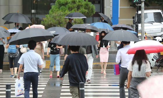 (서울=뉴스1) 허경 기자 = 본격적인 장마철이 시작된 27일 서울 여의도역 인근에서 우산을 쓴 시민들이 이동하고 있다. 2022.6.27/뉴스1  