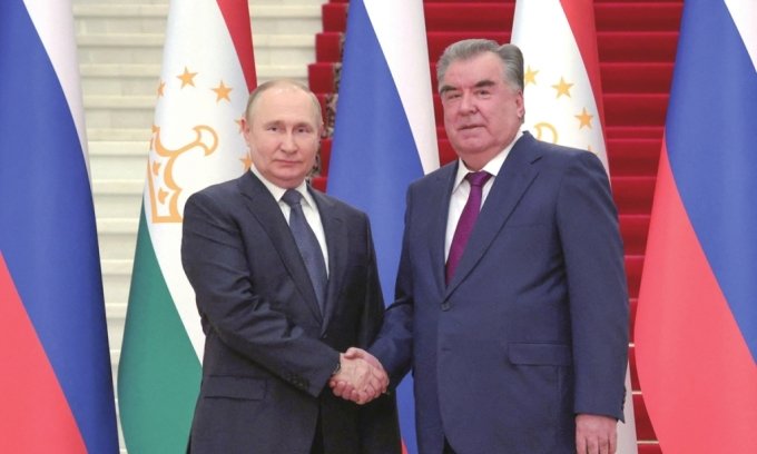 블라디미르 푸틴 대통령(왼쪽)과 에모말리 라흐몬 타지키스탄 대통령이 28일(현지시간) 타지키스탄 수도 두샨베에서 정상회담 전 기념사진을 찍고 있다. /AFPBBNews=뉴스1