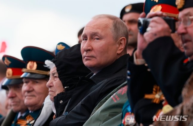 [모스크바=AP/뉴시스] 블라디미르 푸틴 러시아 대통령이 9일(현지시간) 러시아 모스크바의 붉은 광장에서 열린 제2차 세계대전 종전 제77주년(전승절) 기념 열병식에 참석해 퍼레이드를 지켜보고 있다. 2022.05.09. 