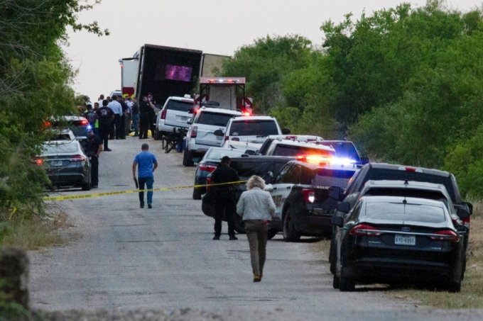 27일(현지시간) 미국 텍사스주 샌안토니오 남서부 외곽에서 경찰이 불법 이민자들로 추정되는 시신이 발견된 대형 트레일러 인근에서 조사를 진행 중이다./로이터=뉴스1 