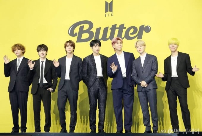 방탄소년단(BTS)이 지난해 5월 싱글 &#039;Butter&#039; 발매 기념 쇼케이스 행사에서 포즈를 취하고 있다. /사진=김창현 기자