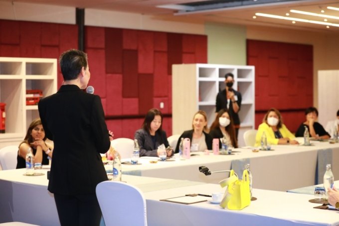 김성주 성주그룹 회장이 2022 세계여성지도자회의 멘토링 프로그램에서 참가자의 질문에 답하고 있다. /사진=GSW 제공