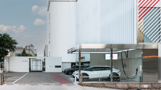 서울시 강남구 롯데하이마트 메가스토어 압구정점에 설치된 '차저5'와 VIB ESS /사진제공=스탠다드에너지