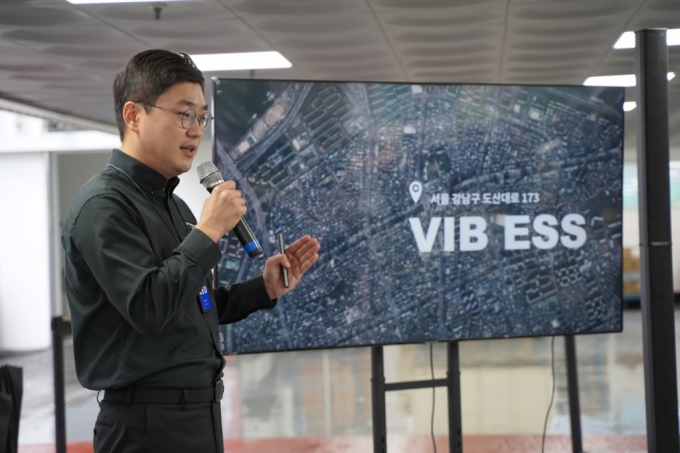 30일 서울시 강남구 롯데하이마트 메가스토어 압구정점에서 열린 '차저5' 기자간담회에서 김부기 스탠다드에너지 대표가  VIB ESS에 대해 설명하고 있다. /사진제공=스탠다드에너지
