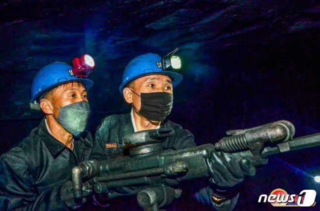 (평양 노동신문=뉴스1) = 북한의 노동자들이 탄광에서 석탄을 채굴하고 있다. 